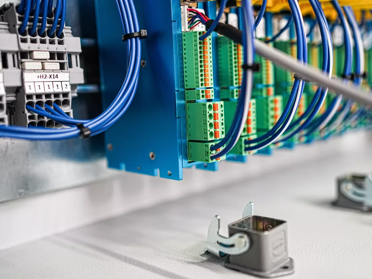 Зелені клемні блоки PCB HARTING har-flexicon усередині пристрою керування