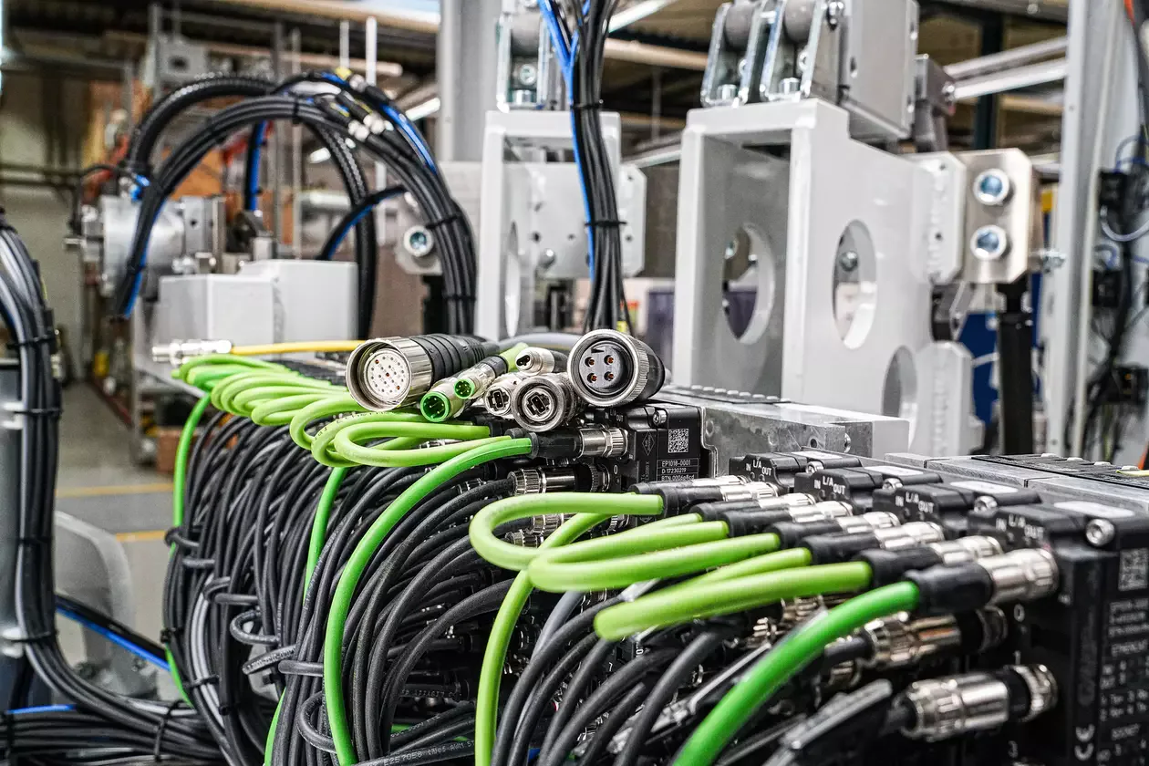 Системні кабелі HARTING із круглими роз’ємами та для промислових мереж на машині