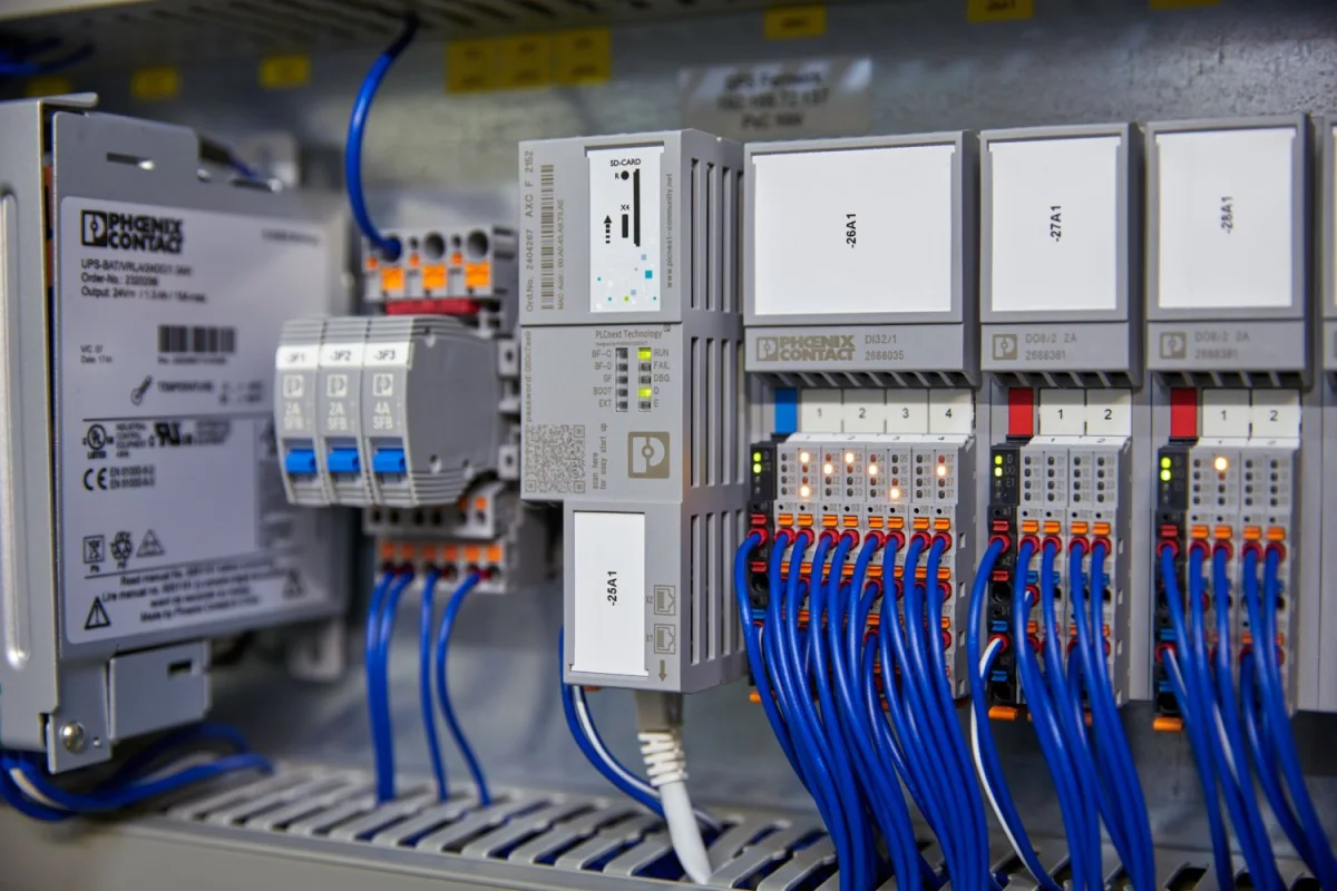 Станція I/O Phoenix Contact Axioline F у шафі керування