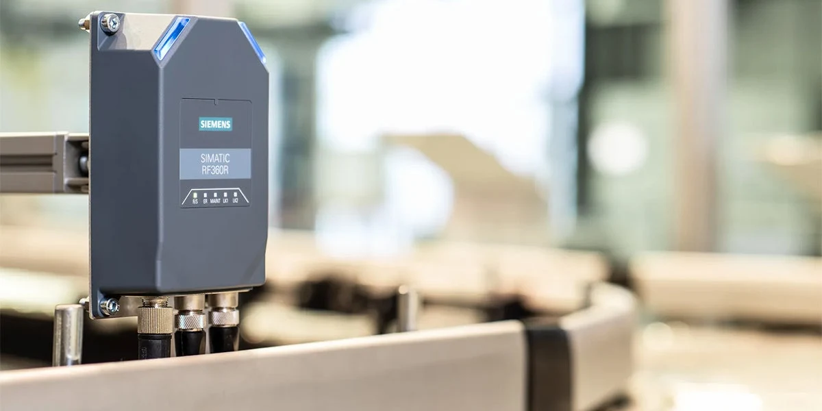 Офіційне зображення застосування HF RFID-зчитувача Siemens SIMATIC RF360R, установленого на виробничій лінії